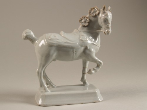 Plastiek in vorm van staand paard